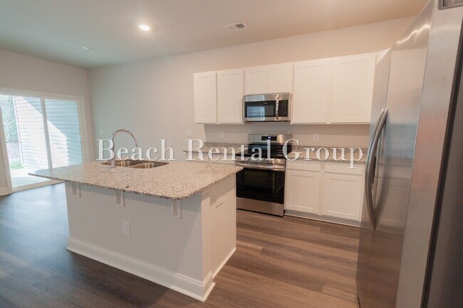 Building Photo - Spacious 3 Bedroom w/Loft, End Unit