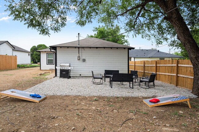 Building Photo - 826 Dalworth St