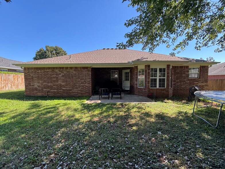 Building Photo - 431 Spicewood Trl