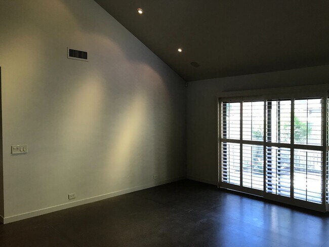 Building Photo - 270 W Rumble Rd