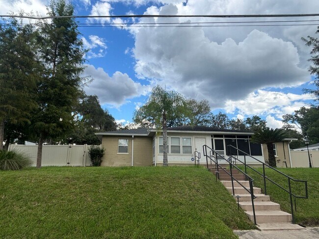 Building Photo - 2/1 duplex - Great Location near downtown