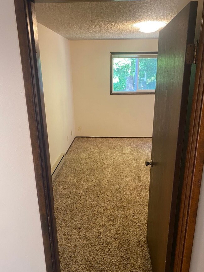 Building Photo - 3 bedroom 1.5 Bath Tandem Home!