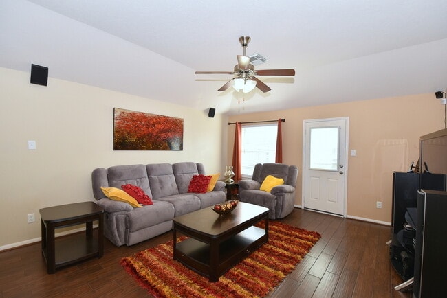 Building Photo - BEAUTIFUL 3 BEDROOM 2 BATH WITH WOOD TILE ...