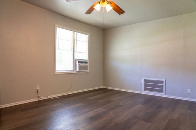 Building Photo - NEWLY RENOVATED 2 BEDROOM HOME!