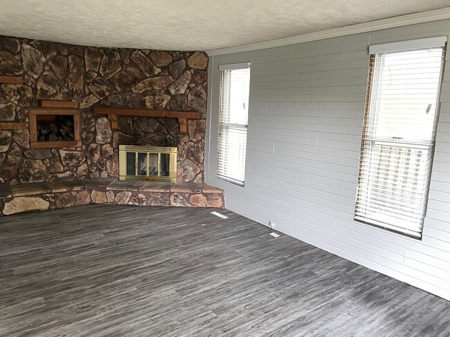 Building Photo - Charming 3-Bedroom Home with Outdoor Space