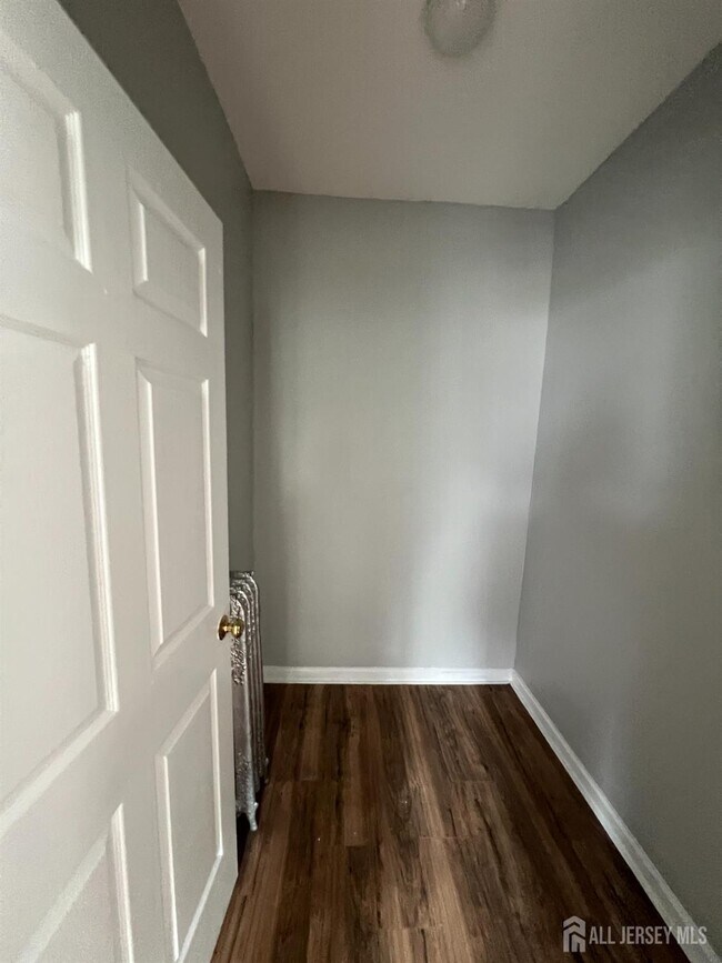 Building Photo - 498 Norwood St