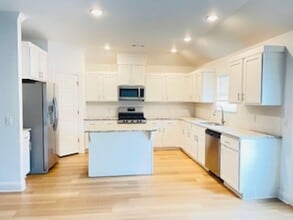 Building Photo - Beautiful 3 Bedroom 2 Bathroom Home