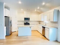 Building Photo - Beautiful 3 Bedroom 2 Bathroom Home