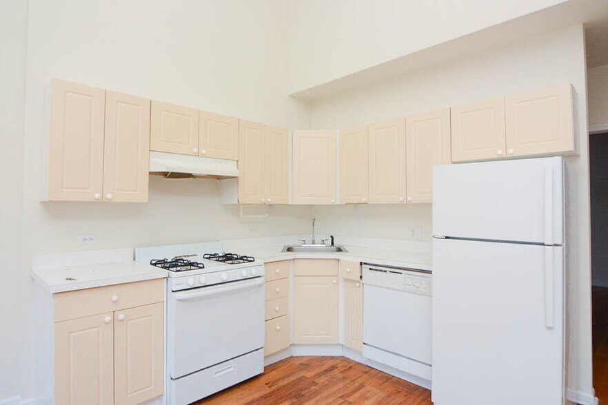 Building Photo - 922 W Dakin St