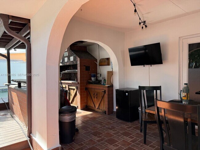 Building Photo - 2430 SW 22nd Terrace