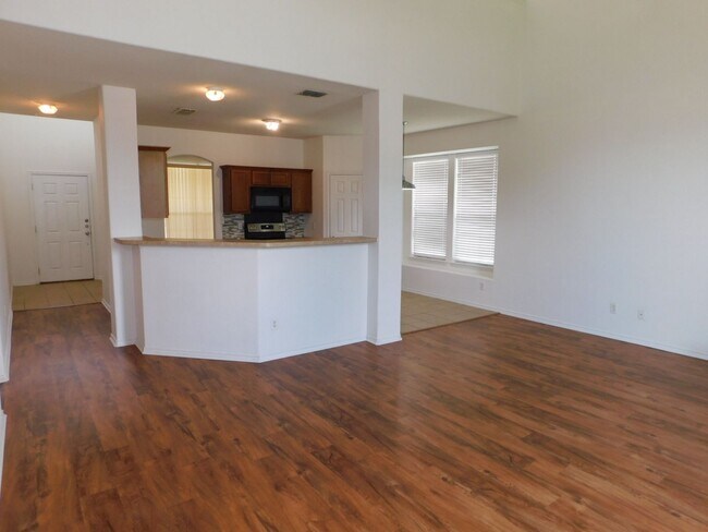 Building Photo - Large 4 bed house with master downstairs and 2 car garage on a cul- de-sac. Golf course community...