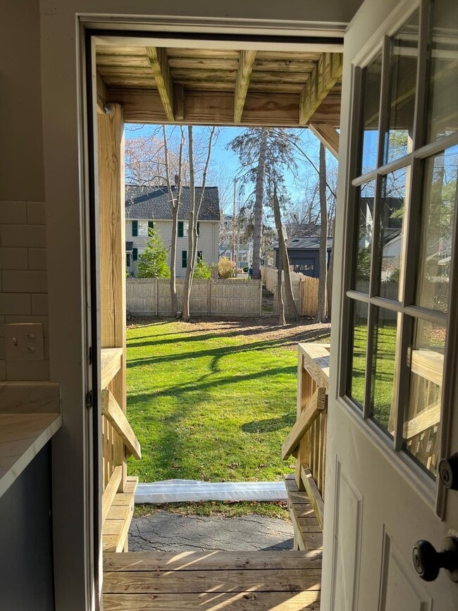 Building Photo - Rosemont Updated 2 Bedroom Unit