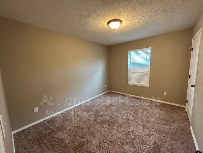 Building Photo - 1107 S Tanner Dr