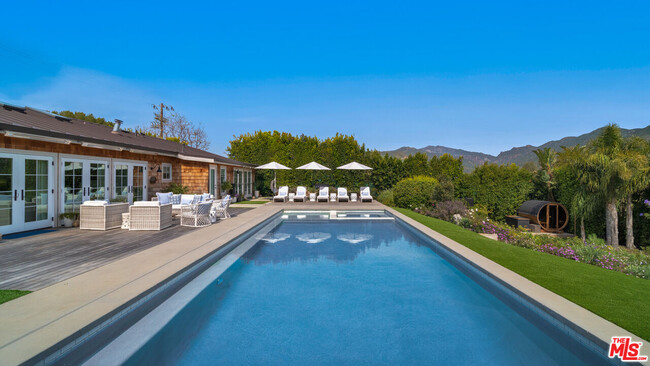 Building Photo - 6540 Dume Dr