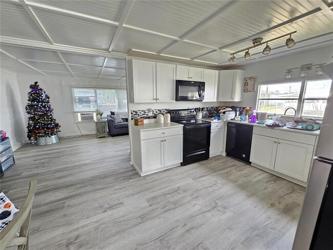 Building Photo - 321 4th St W