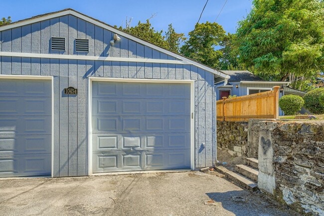 Building Photo - Spacious 1bed/1bath Unit with Garage Parking!