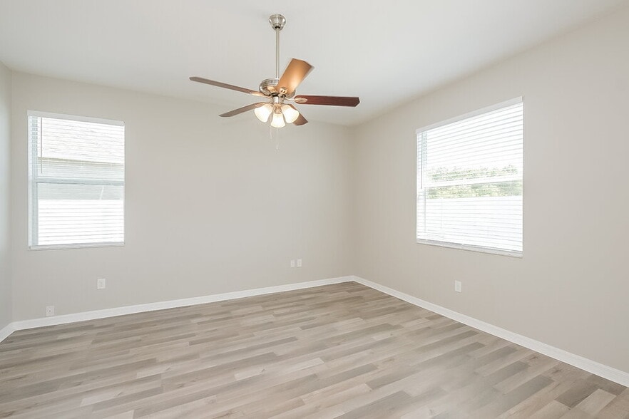 Building Photo - 1309 Oak Pond St