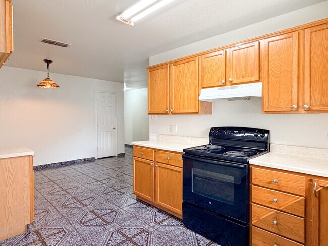 Building Photo - 3 Bedroom, 2 Bath Home in Cleburne, TX!