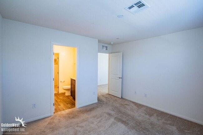 Building Photo - Cozy 2Bdm 2Ba Townhome with Community Pool...