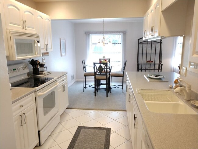 Building Photo - Seasonal Short-Term Single-Family Home located in Meadow Run at Jacaranda!