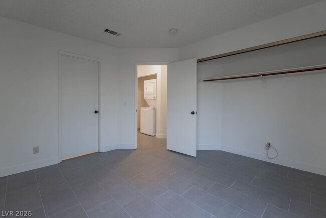 Building Photo - 7045 Sawtooth Dr