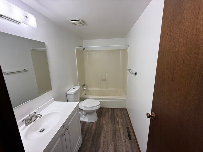 Building Photo - 108 Roberts Dr