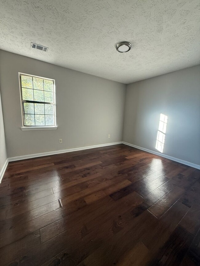 Building Photo - Charming 3 bedroom 1 bath house