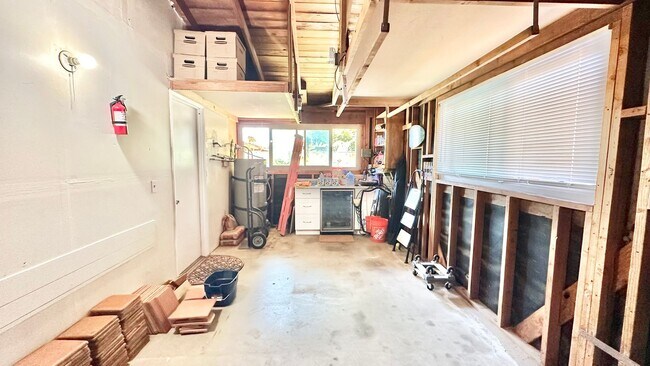 Building Photo - Beautifully Appointed & Fully Furnished, S...