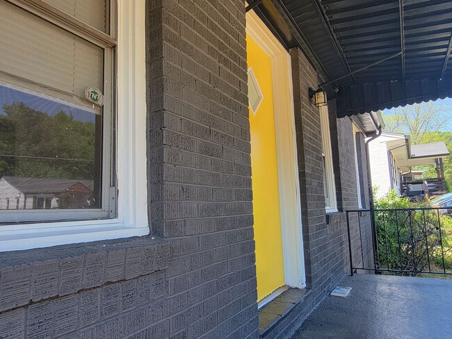 Building Photo - 3 Bedroom Brick Ranch on Basement/5 Min Drive to Downtown Atlanta