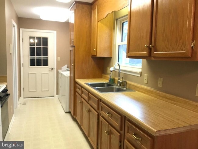 Building Photo - 14349 Hillcrest Dr