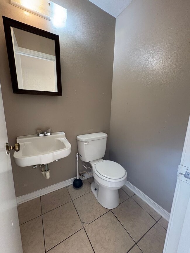 Building Photo - Huge 2 bedroom/2.5 bathroom Townhouse with...