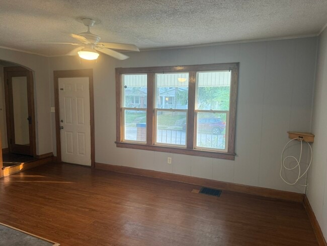 Building Photo - 806 E Deshler Ave