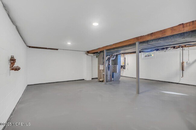 Building Photo - 1 Robin Dr