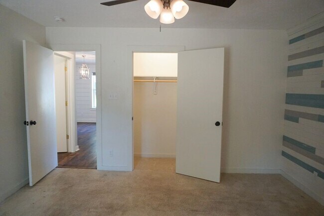 Building Photo - 210 Baber St