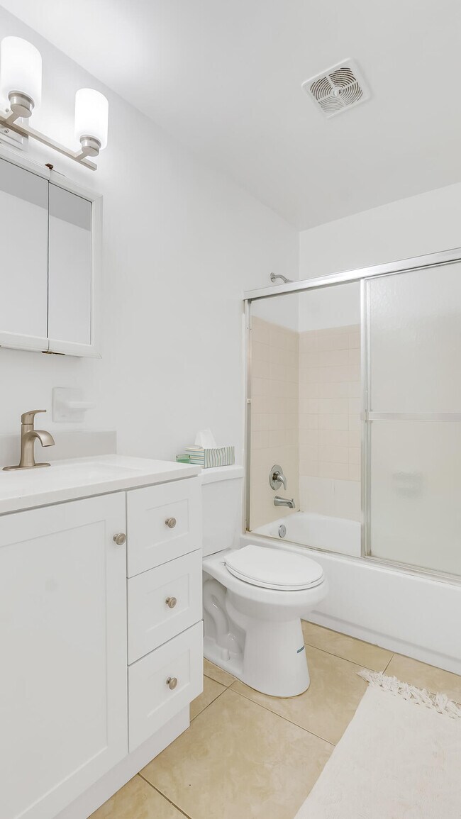 Building Photo - 711 SE 15th St