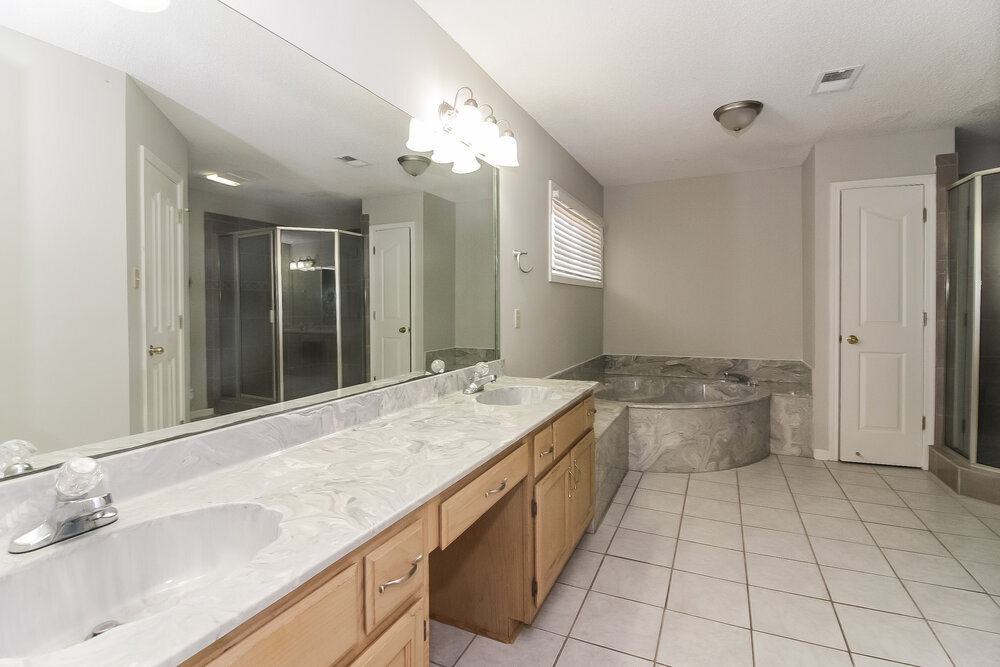 Building Photo - 8731 Oak Trail Ln