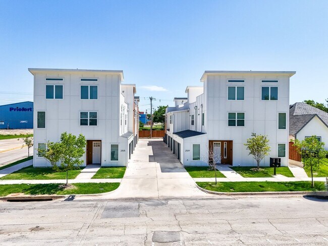 Building Photo - 2509 Benbrook Blvd