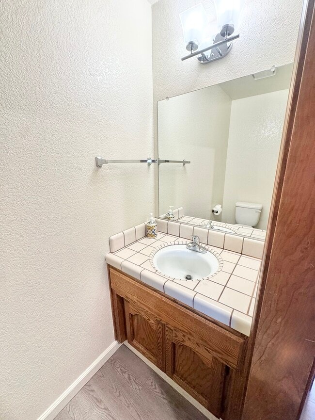 Building Photo - Stunning 3 bedroom 2.5 bathroom home in Folsom with large backyard