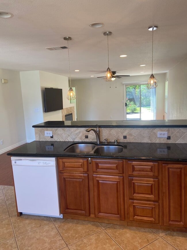 Building Photo - Prarie Oaks 3 Bdrm, 2 bath