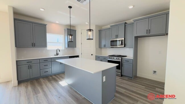 Building Photo - Lovely Home Near Frontier Highschool!