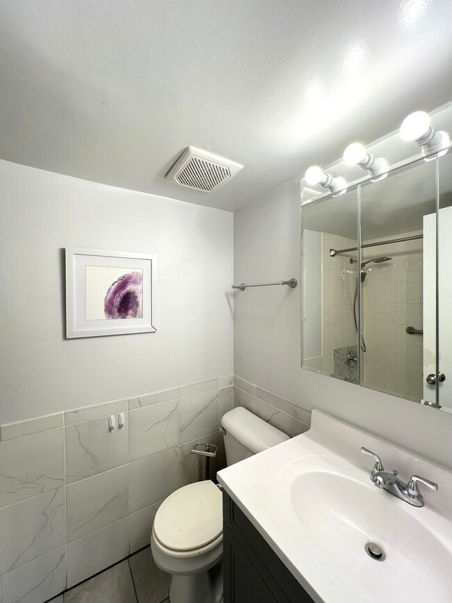 Building Photo - 703 Falcon Dr