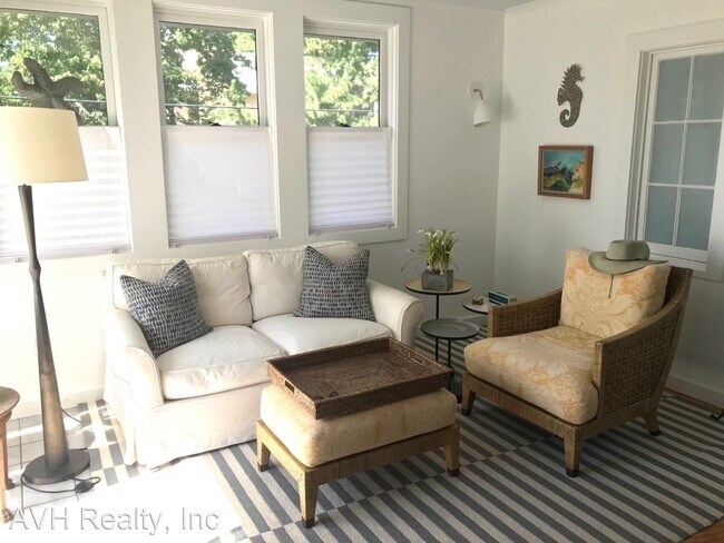 Building Photo - 1 br, 1.5 bath House - 11 Stewart Ave