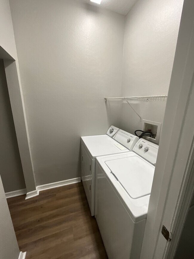 Building Photo - Two Story Town House