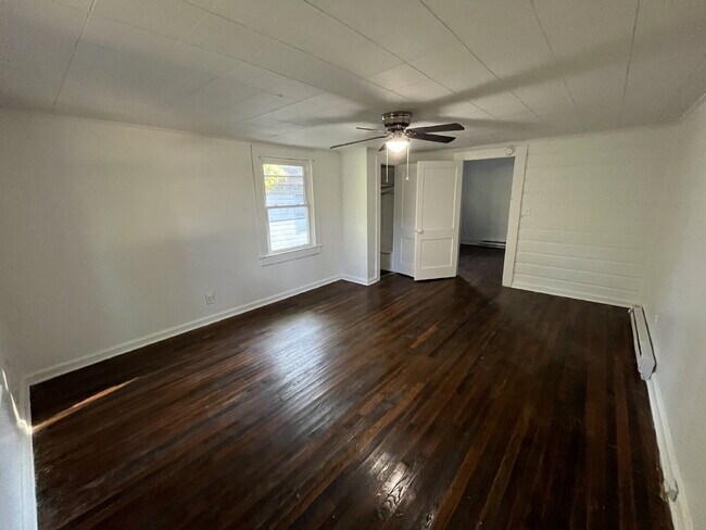 Building Photo - "Cozy 1 bed, 1 bath with Hardwood Floors – 922-A Hackett Street, Greensboro, NC!"