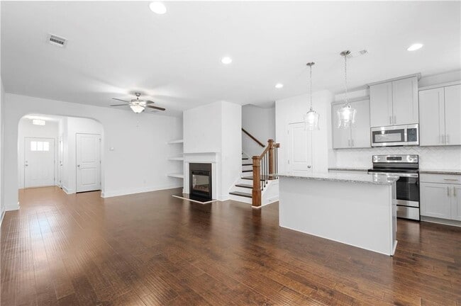 Building Photo - 1821 Edgehill Dr