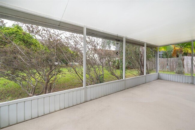Building Photo - 2425 Rolling Broak Dr