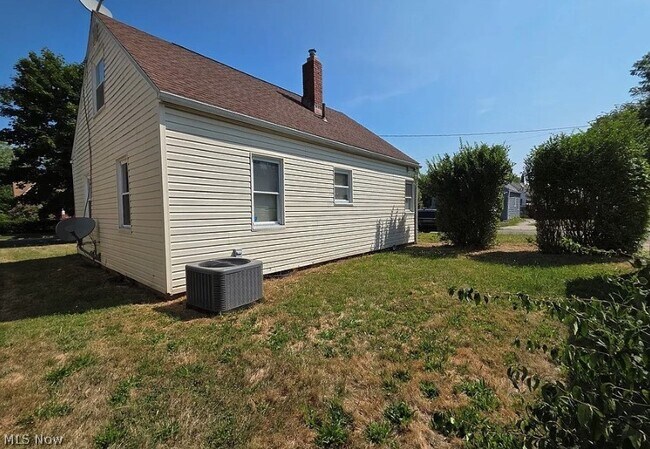 Building Photo - 912 E Archwood Ave