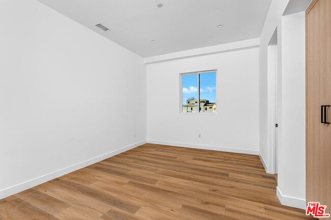 Building Photo - 10821 Morrison St