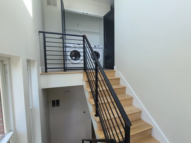 Building Photo - 1095 25th St