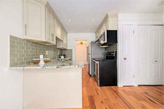 Building Photo - 42198 Roscommon St